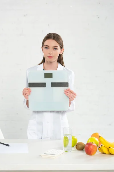 Vooraanzicht Van Diëtist Witte Vacht Holding Digitale Weegschalen — Stockfoto