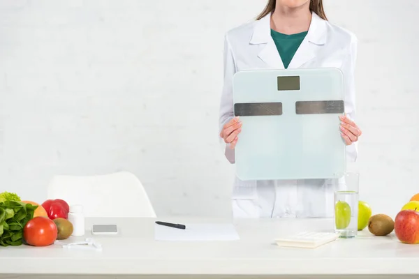 Bijgesneden Weergave Van Diëtist Witte Vacht Holding Digitale Weegschalen — Stockfoto