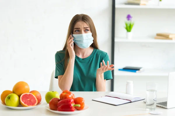 Menina Máscara Médica Falando Smartphone Mesa Com Frutas Legumes Pílulas — Fotografia de Stock