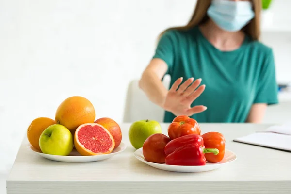 Pandangan Perempuan Dalam Topeng Medis Menolak Buah Buahan Dan Sayuran — Stok Foto