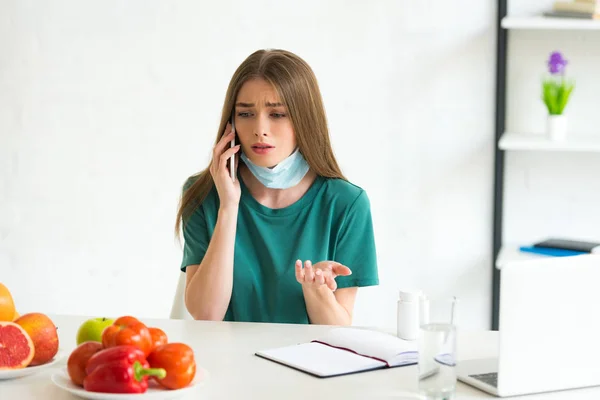 Menina Máscara Médica Falando Smartphone Mesa Com Frutas Legumes Pílulas — Fotografia de Stock