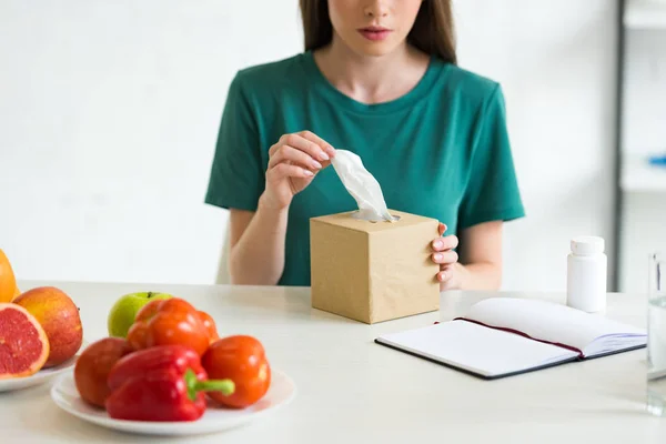 Vista Ritagliata Ragazza Con Tovaglioli Tenuta Allergia Mentre Siede Tavola — Foto Stock