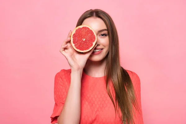 Visão Frontal Atraente Sorridente Jovem Segurando Corte Toranja Isolado Rosa — Fotografia de Stock