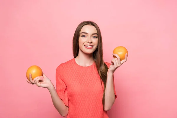 Vorderansicht Der Attraktiven Lächelnden Jungen Frau Die Grapefruits Der Hand — Stockfoto