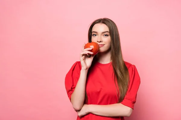 Menarik Tersenyum Gadis Memegang Tomat Dan Melihat Kamera Merah Muda — Stok Foto