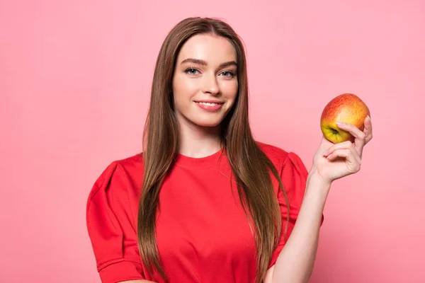 Glimlachend Aantrekkelijk Meisje Houdt Van Apple Kijkt Naar Camera Roze — Stockfoto