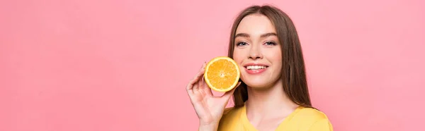 Panoramatický Záběr Usmívající Atraktivní Dívky Držící Oranžovou Izolovanou Růžovém — Stock fotografie