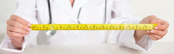 Tiro Panorâmico Nutricionista Casaco Branco Com Fita Métrica Estetoscópio Segurando — Fotografia de Stock