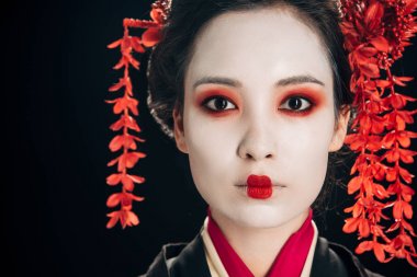 siyah ve kırmızı kimono ve kopya alanı ile siyah izole saç çiçekleri güzel geyşa portresi