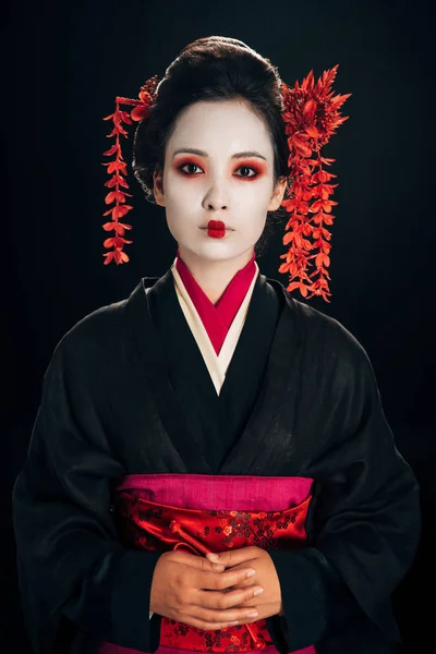 Piękna Gejsza Czarnym Czerwonym Kimono Kwiaty Włosach Białym Tle — Zdjęcie stockowe