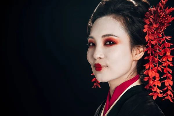 Bella Geisha Sorridente Kimono Nero Rosso Fiori Capelli Isolati Nero — Foto Stock