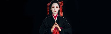 siyah ve kırmızı kimono güzel geyşa ve siyah izole elleri ile saç çiçekleri, panoramik çekim