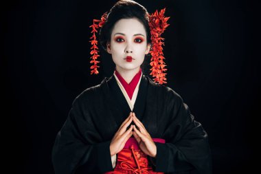 siyah ve kırmızı kimono güzel geyşa ve siyah izole elleri ile saç çiçekleri