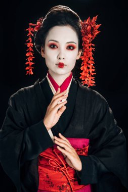 siyah ve kırmızı kimono gesturing güzel geyşa siyah izole
