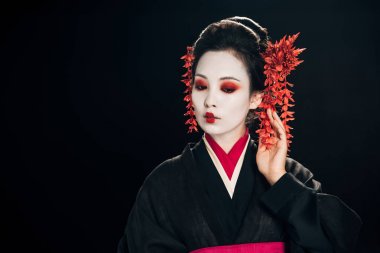 siyah ve kırmızı kimono güzel geyşa ve kopya alanı ile siyah izole yüzü yakın el ile saç çiçekleri