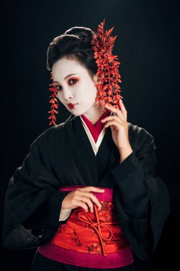 siyah ve kırmızı kimono güzel geyşa ve siyah izole saç çiçekleri