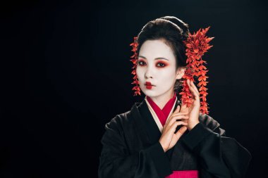 siyah ve kırmızı kimono çekici geyşa ve siyah izole saç gesturing çiçekler