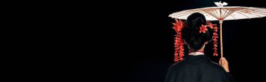 siyah, panoramik çekim izole geleneksel Asya şemsiye tutan saç kırmızı çiçekler ile siyah kimono geyşa geri görünümü