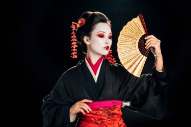 siyah izole geleneksel asya el fan tutan saç kırmızı çiçekler ile kimono geyşa