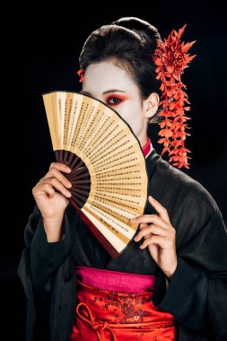 siyah kimono siyah kimono içinde geyşa saç ve siyah izole geleneksel asya el fan tutan karanlık yüz kırmızı çiçekler