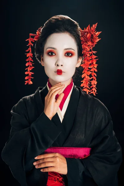 Piękna Gejsza Czarnym Czerwonym Kimono Kwiaty Włosach Ręki Pobliżu Podbródka — Zdjęcie stockowe