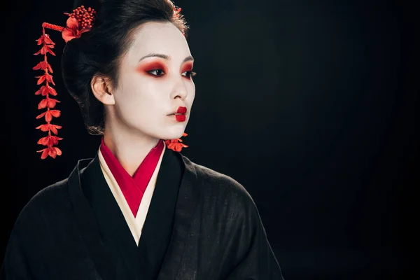 Bella Geisha Kimono Nero Rosso Fiori Capelli Distanti Isolata Nero — Foto Stock