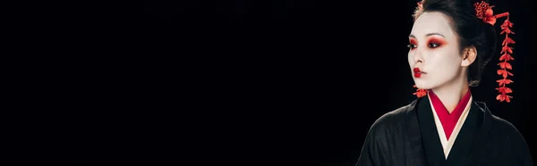 Красива Гейша Чорно Червоному Кімоно Квіти Волоссі Дивиться Ізольовано Чорному — стокове фото