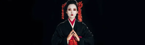 Hermosa Geisha Kimono Negro Rojo Flores Pelo Con Las Manos —  Fotos de Stock