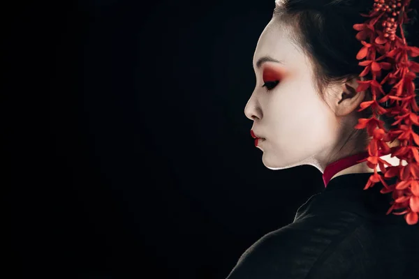 Perfil Hermosa Geisha Kimono Negro Rojo Flores Pelo Aislado Negro — Foto de Stock