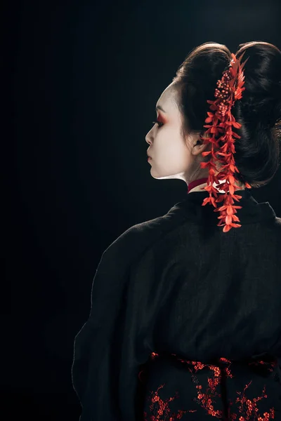 Visão Traseira Bela Gueixa Quimono Preto Vermelho Flores Cabelo Olhando — Fotografia de Stock