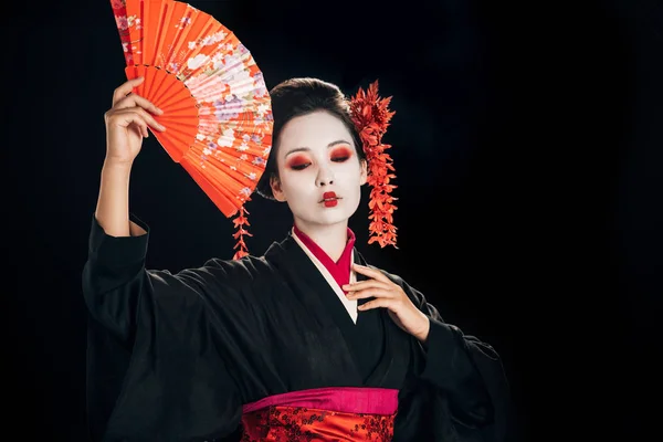 Vacker Geisha Svart Kimono Med Röda Blommor Håret Som Håller — Stockfoto