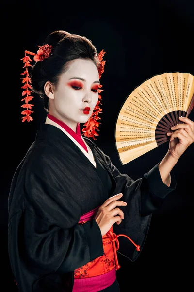 Geisha Kimono Negro Con Flores Rojas Pelo Sosteniendo Tradicional Abanico — Foto de Stock