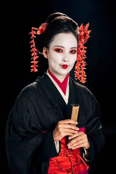 Sorrindo Gueixa Preto Quimono Com Flores Vermelhas Cabelo Segurando Tradicional — Fotografia de Stock
