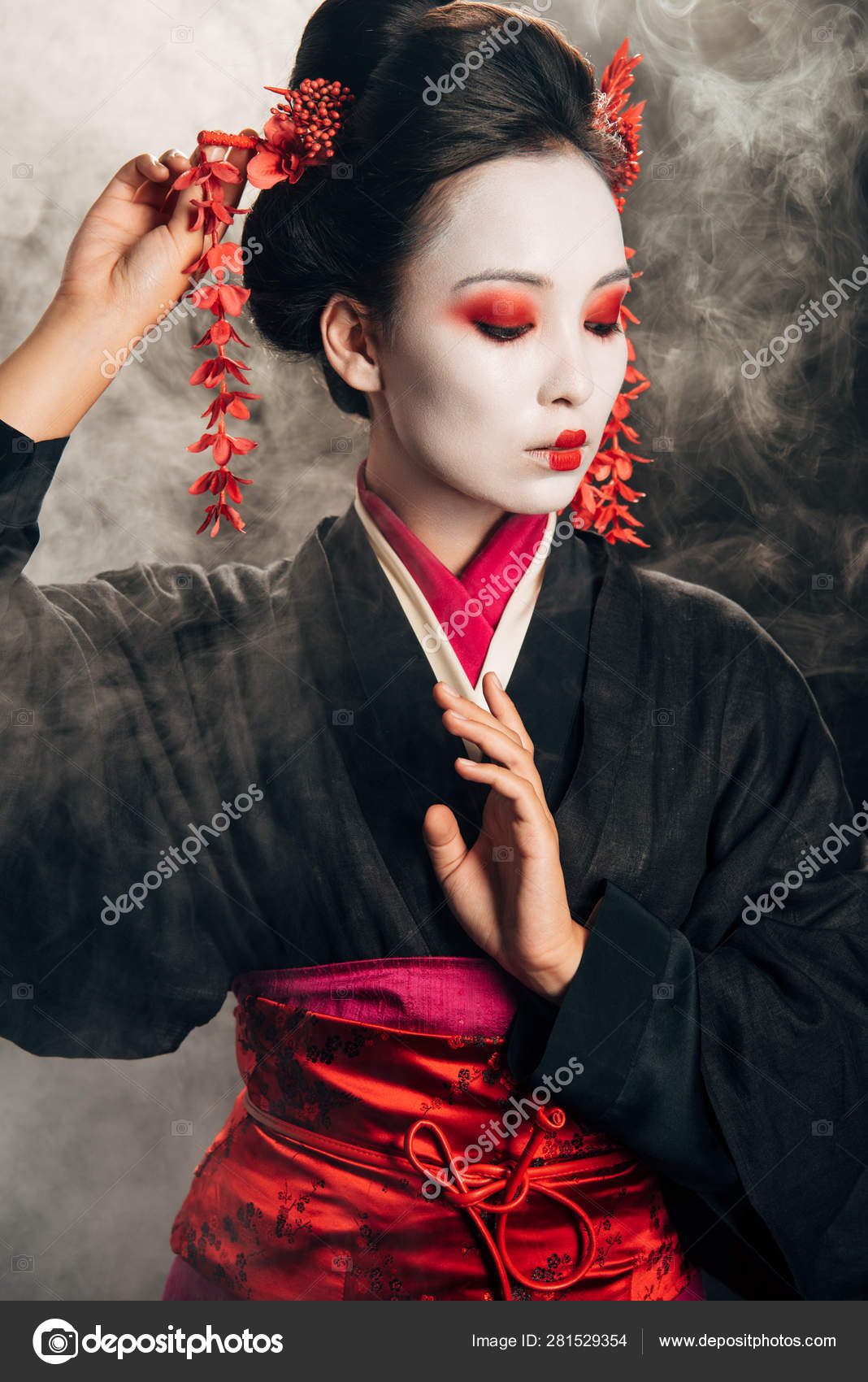 Geisha Schwarzen Kimono Mit Roten Blumen Haar Gestikuliert Auf Schwarzem -  Stockfotografie: lizenzfreie Fotos © IgorVetushko 281529354