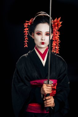 siyah izole geleneksel katana tutan saç kırmızı çiçeklerile siyah kimono güzel geyşa