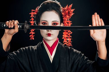 siyah üzerinde izole katana tutan saç kırmızı çiçekler ile siyah kimono emin geyşa