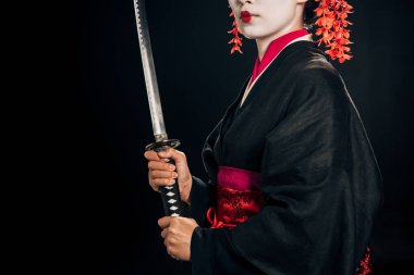 siyah kimono siyah izole katana tutan güzel geyşa kısmi görünümü