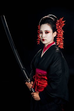 siyah üzerinde izole keskin katana tutan saç kırmızı çiçekler ile siyah kimono güzel geyşa