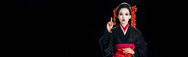 siyah ve kırmızı kimono ve saç çiçekleri siyah, panoramik çekim izole fikir jest gösteren şok güzel geyşa