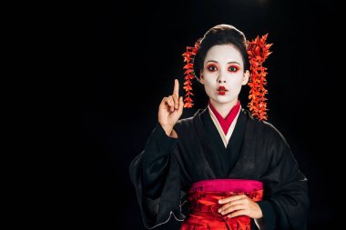 siyah ve kırmızı kimono ve saç çiçekleri şok güzel geyşa kopya alanı ile siyah izole fikir jest gösteren