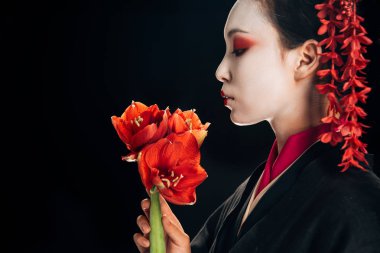 siyah kırmızı çiçekler siyah izole ile siyah kimono güzel geyşa yan görünümü