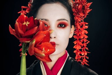 siyah kırmızı çiçekler siyah izole ile siyah kimono güzel geyşa portresi