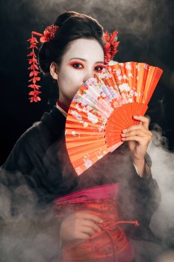 duman el fan tutan saç çiçekleri ile siyah kimono güzel geyşa