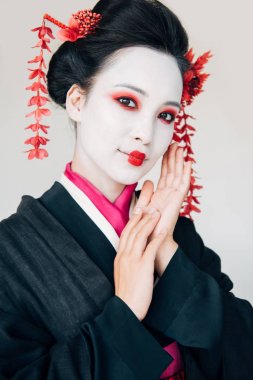 beyaz izole saç kırmızı çiçekleri ile siyah kimono neşeli güzel geyşa