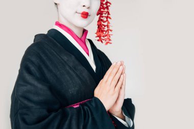 beyaz izole tebrik elleri ile siyah kimono güzel geyşa gülümseyen görünümü kırpılmış