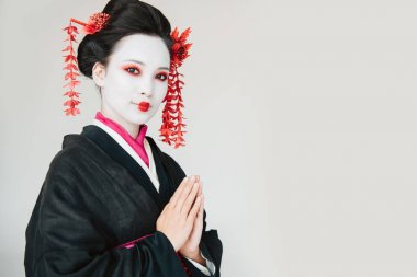 kopya alanı ile beyaz izole tebrik elleri ile siyah kimono güzel geyşa gülümseyen