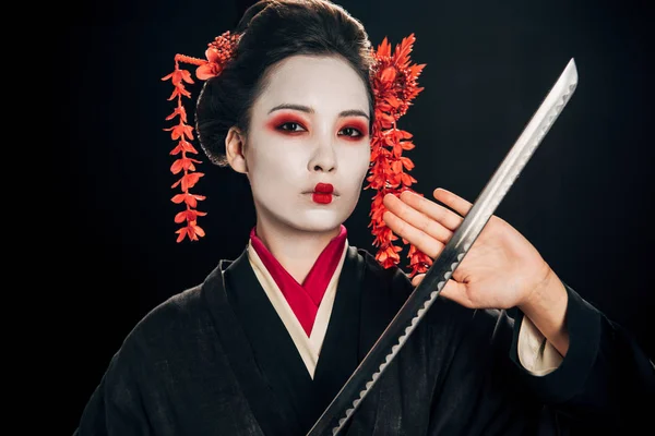 Bella Geisha Kimono Nero Con Fiori Rossi Capelli Che Tengono — Foto Stock