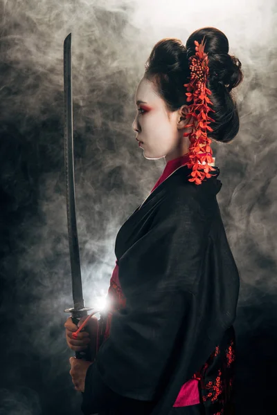 Vista Lateral Geisha Kimono Negro Sosteniendo Katana Humo Sobre Fondo — Foto de Stock