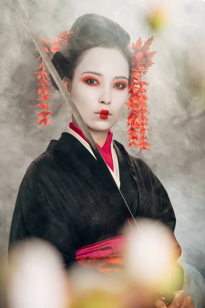 Selective Focus Beautiful Geisha Black Kimono Holding Katana Smoke Sakura — Stock Photo, Image