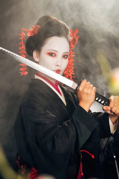 Foco Selectivo Geisha Kimono Negro Sosteniendo Katana Ramas Humo Sakura — Foto de Stock